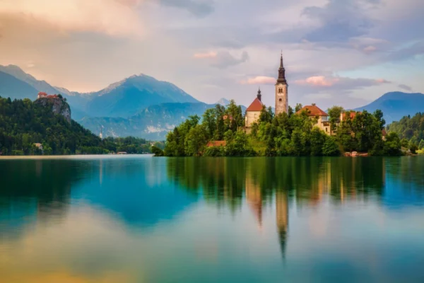 Kościół Wniebowzięcia NMP na wyspie na jeziorze Bled, Słowenia