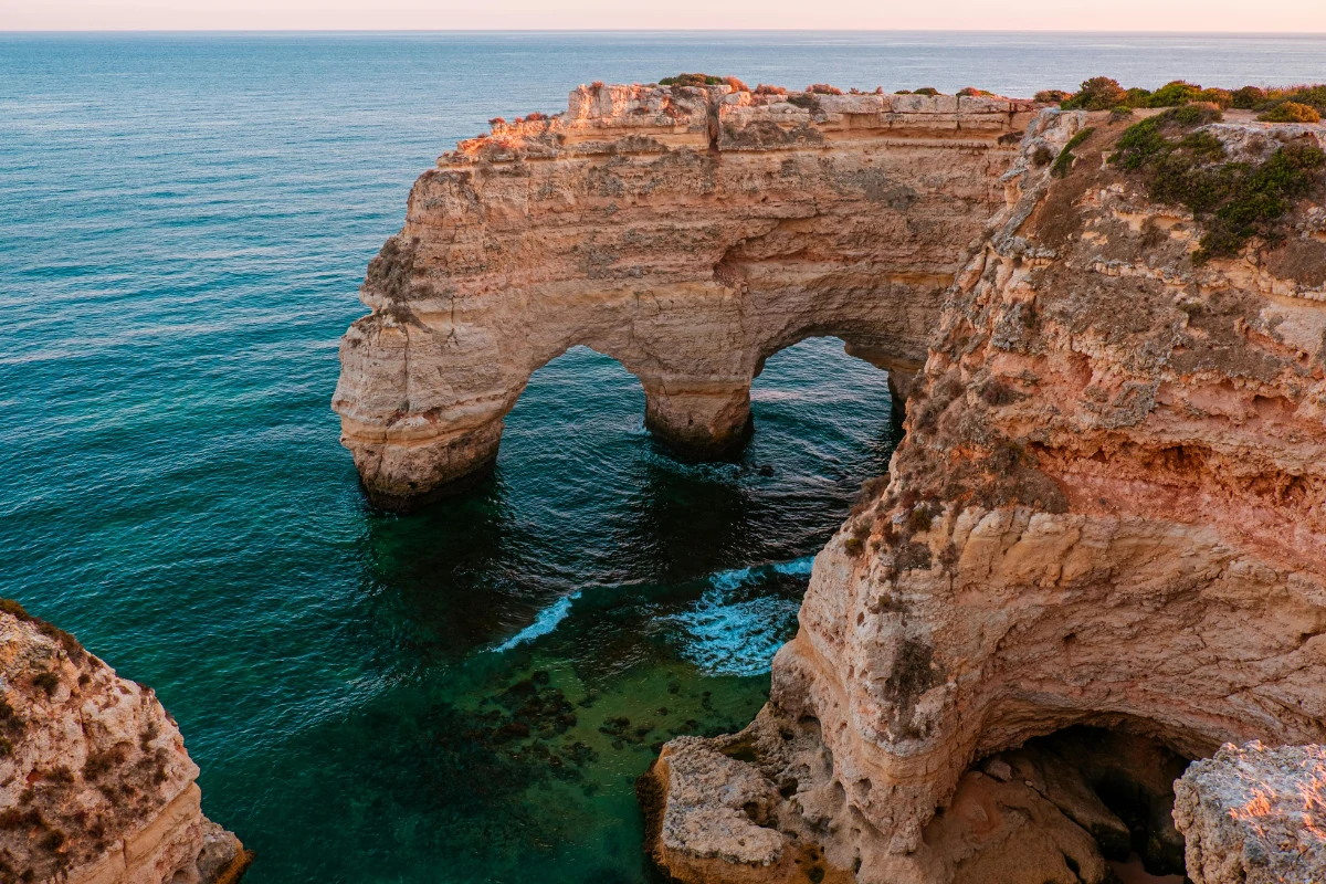 Klify na wybrzeżu Algarve, Portugalia